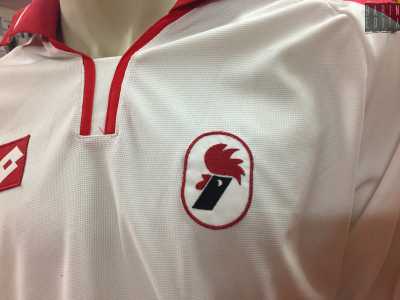 La lunga assenza del volatile sulle maglie del club si interruppe definitivamente nel 1979-1980, durante la presidenza Matarrese. Cos� da quell�anno sulle casacche biancorosse comparve un emblema che entr� subito nei cuori dei tifosi baresi: il galletto nero stilizzato con la cresta rossa, realizzato dal designer Piero Gratton
